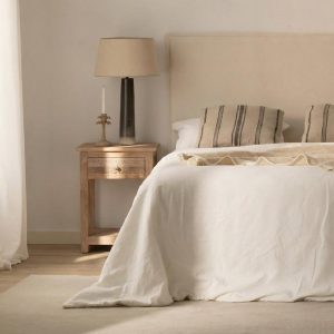 Mesita de noche de madera Zilara de Banak