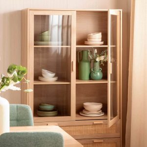 Vitrina Tahiti de madera y ratán de Klast