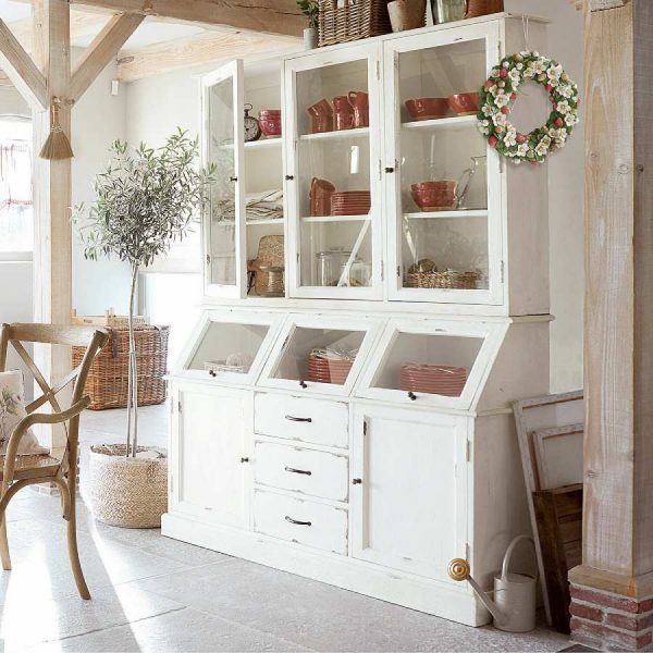 Vaisselier vintage en bois blanc vieilli