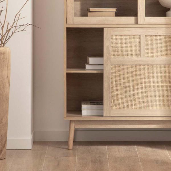 Vitrina Ikigai de madera y ratán de Klast