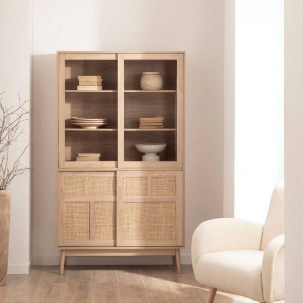 Vitrina Ikigai de madera y ratán de Klast