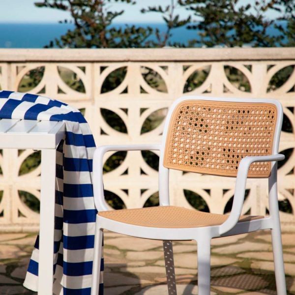 Silla blanca de exterior Kaira de Klast