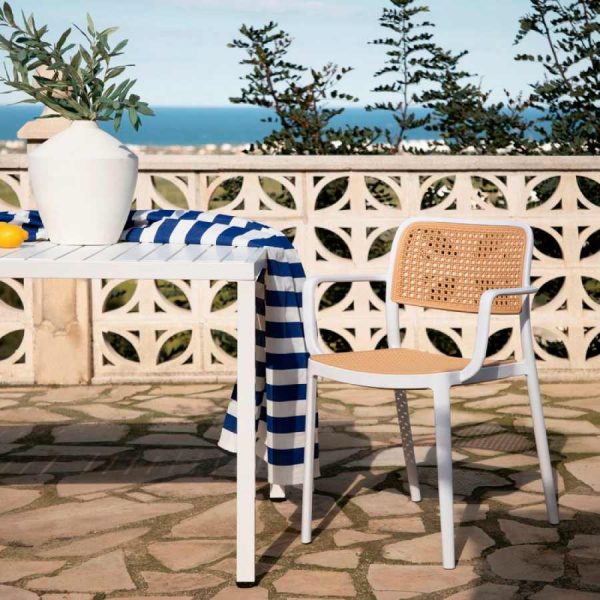 Silla blanca de exterior Kaira de Klast