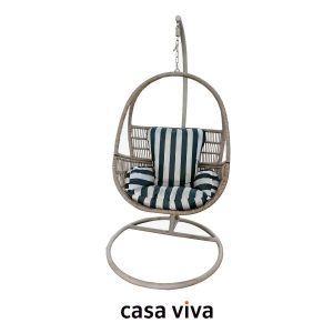 Sillón colgante con cojín a rayas de Casa Viva
