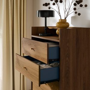 Cómoda alta marrón nogal Radmanso de Ikea