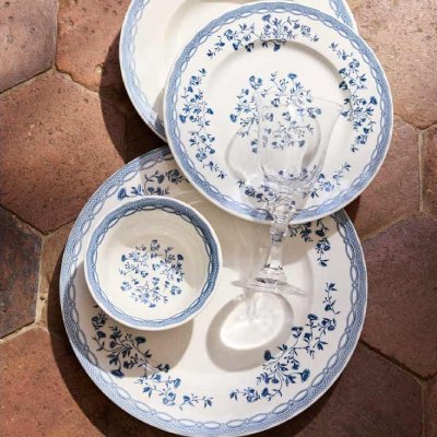 Vajilla con motivos florales azules