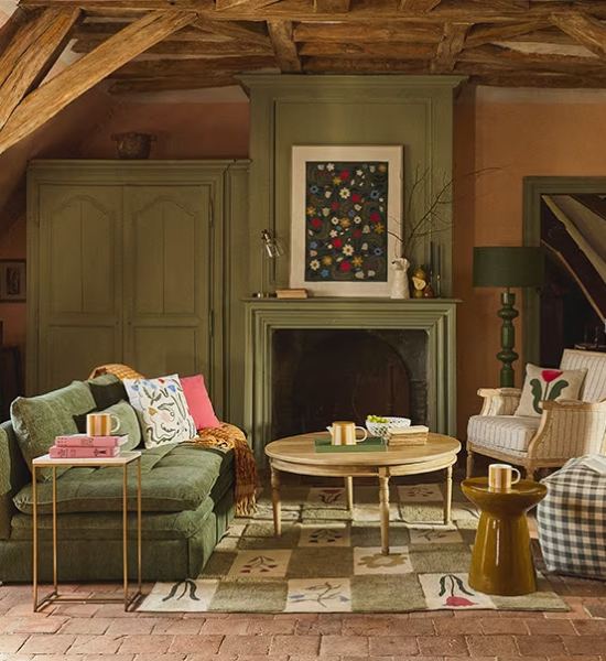 Mobiliers de la série British Cottage du catalogue Automne de Maisons du Monde