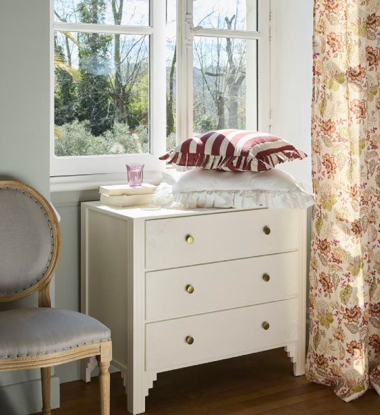 Mobiliers de la série British Cottage du catalogue Automne de Maisons du Monde